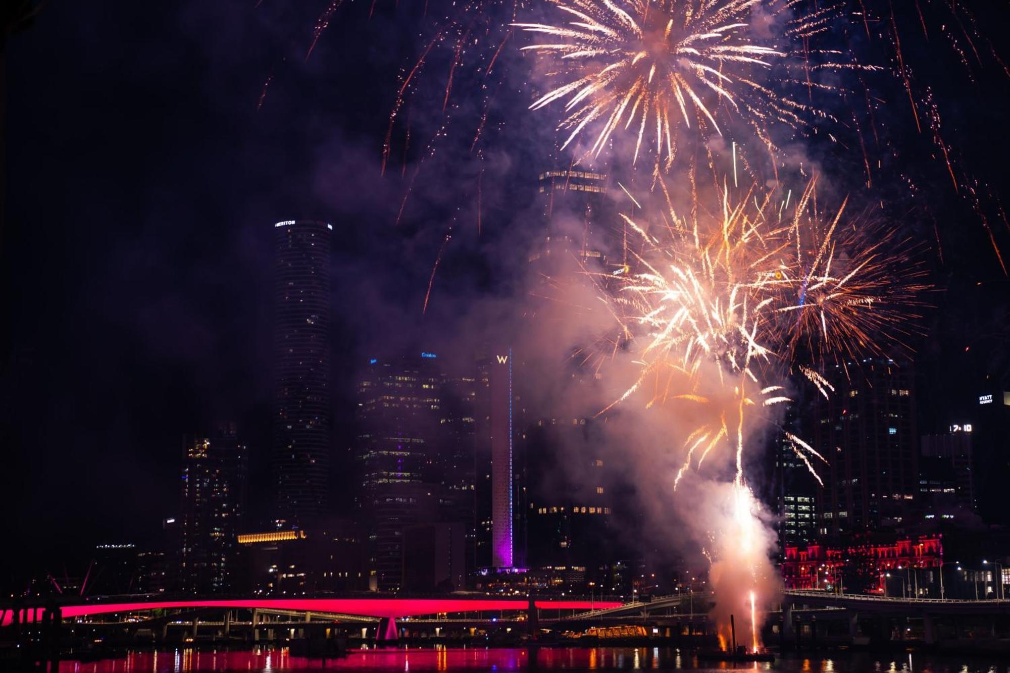 W Brisbane Otel Dış mekan fotoğraf Fireworks at the 2011 New Year's Eve celebrations