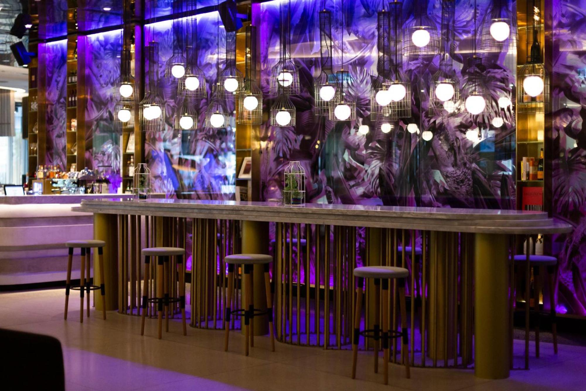 W Brisbane Otel Dış mekan fotoğraf The bar at the nightclub